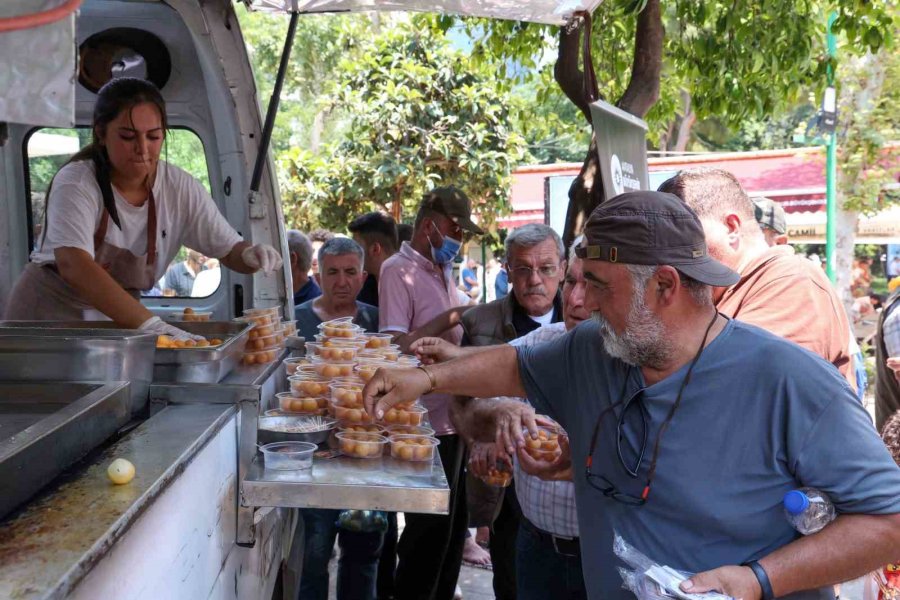 Antalya Büyükşehir Belediyesi’nden Ferdi Zeyrek İçin Lokma Dağıtımı