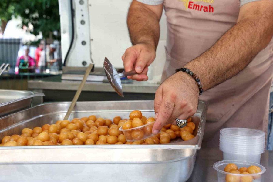 Antalya Büyükşehir Belediyesi’nden Ferdi Zeyrek İçin Lokma Dağıtımı