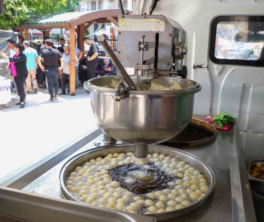 Antalya Büyükşehir Belediyesi’nden Ferdi Zeyrek İçin Lokma Dağıtımı