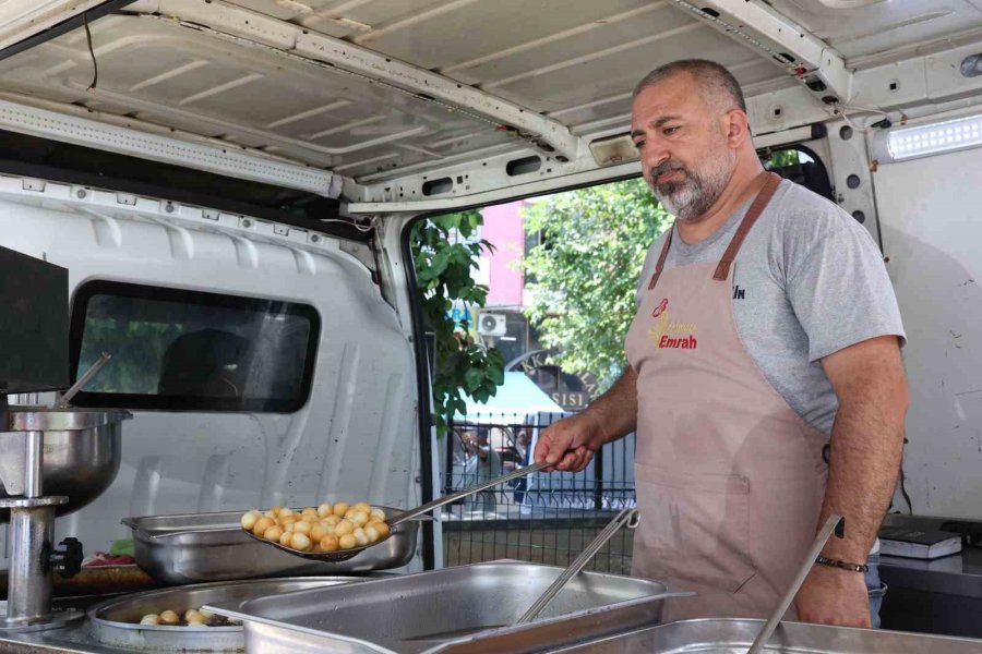 Antalya Büyükşehir Belediyesi’nden Ferdi Zeyrek İçin Lokma Dağıtımı