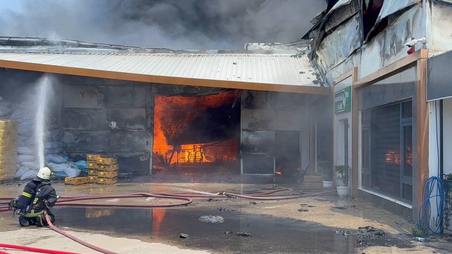 Fide Üretim Merkezi Alev Alev Yandı Çalışanlar Gözyaşlarına Boğuldu