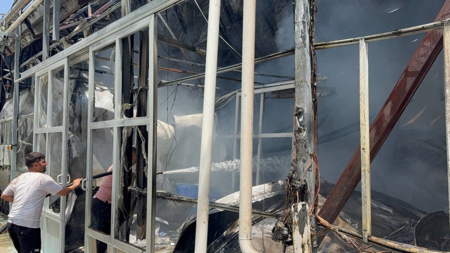 Fide Üretim Merkezi Alev Alev Yandı Çalışanlar Gözyaşlarına Boğuldu