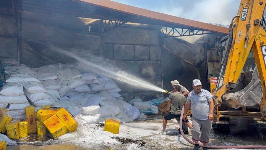 Fide Üretim Merkezi Alev Alev Yandı Çalışanlar Gözyaşlarına Boğuldu