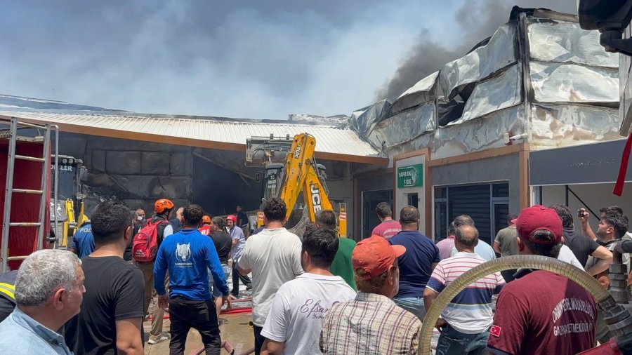 Fide Üretim Merkezi Alev Alev Yandı Çalışanlar Gözyaşlarına Boğuldu