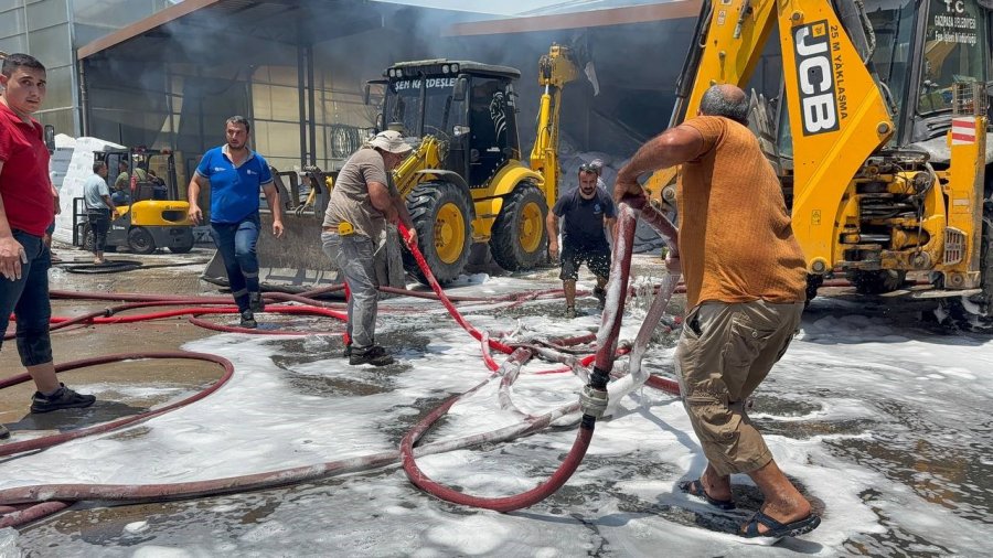 Fide Üretim Merkezi Alev Alev Yandı Çalışanlar Gözyaşlarına Boğuldu