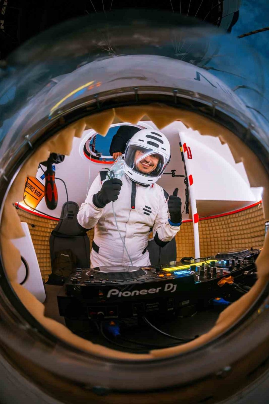 Türk Dj 55 Bin Fit’te Müzik Yaptı, Guinness Dünya Rekoru Geldi