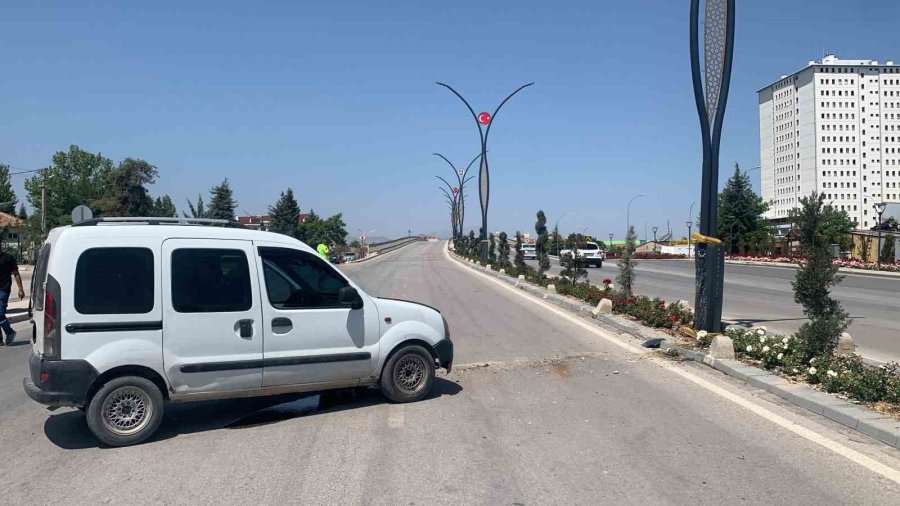 Karaman’da Hafif Ticari Araç Aydınlatma Direğine Çarptı: 1 Yaralı