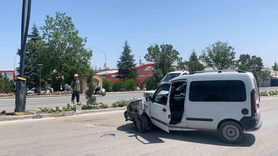 Karaman’da Hafif Ticari Araç Aydınlatma Direğine Çarptı: 1 Yaralı