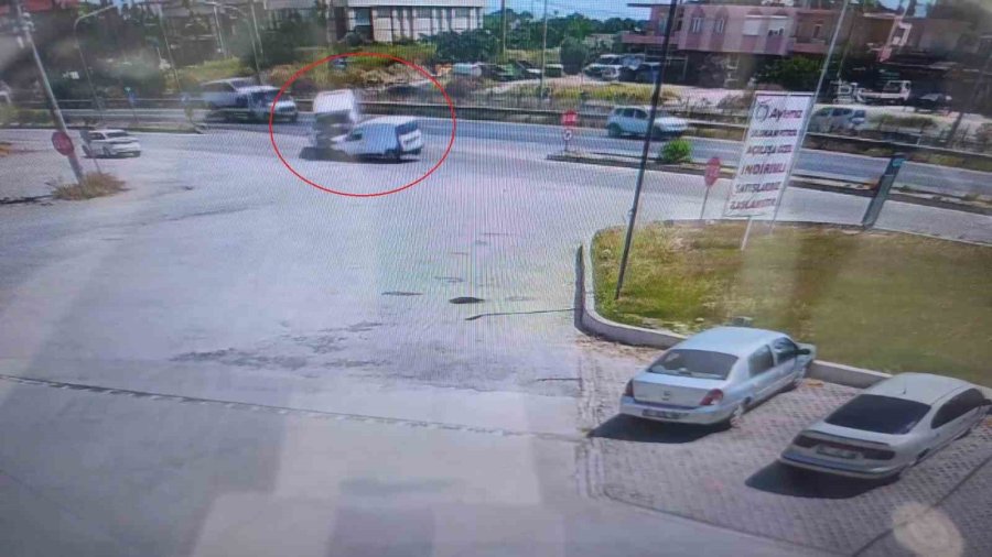 Manavgat’ta Tur Aracı Hafif Ticari Araçla Kafa Kafaya Çarpıştı: 6 Yaralı