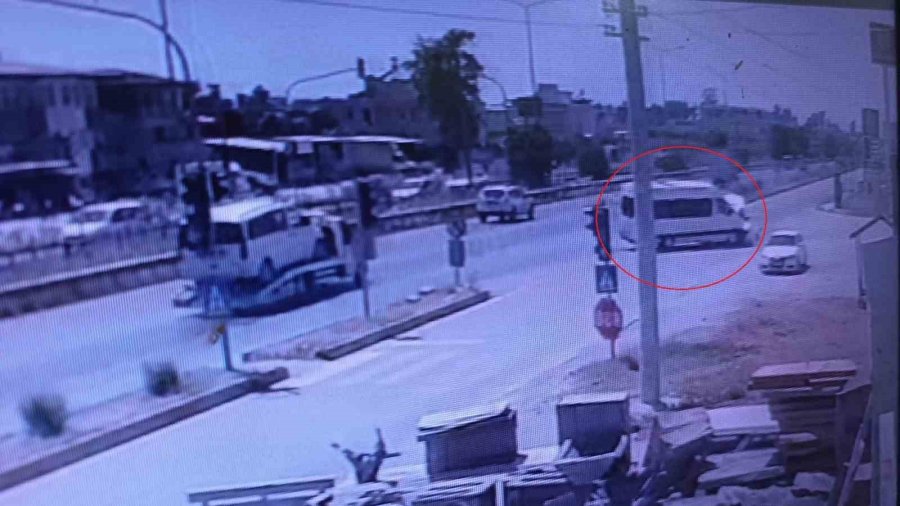 Manavgat’ta Tur Aracı Hafif Ticari Araçla Kafa Kafaya Çarpıştı: 6 Yaralı