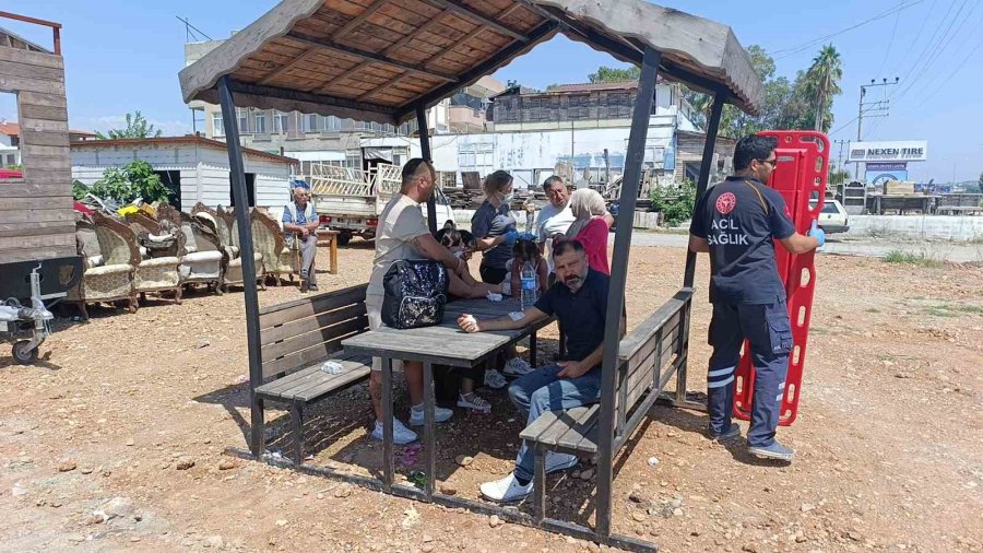 Manavgat’ta Tur Aracı Hafif Ticari Araçla Kafa Kafaya Çarpıştı: 6 Yaralı