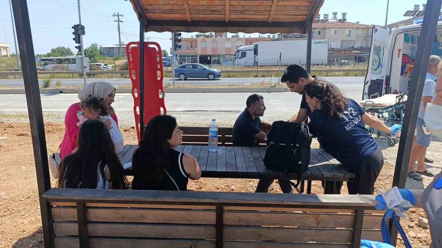 Manavgat’ta Tur Aracı Hafif Ticari Araçla Kafa Kafaya Çarpıştı: 6 Yaralı