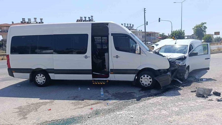 Manavgat’ta Tur Aracı Hafif Ticari Araçla Kafa Kafaya Çarpıştı: 6 Yaralı