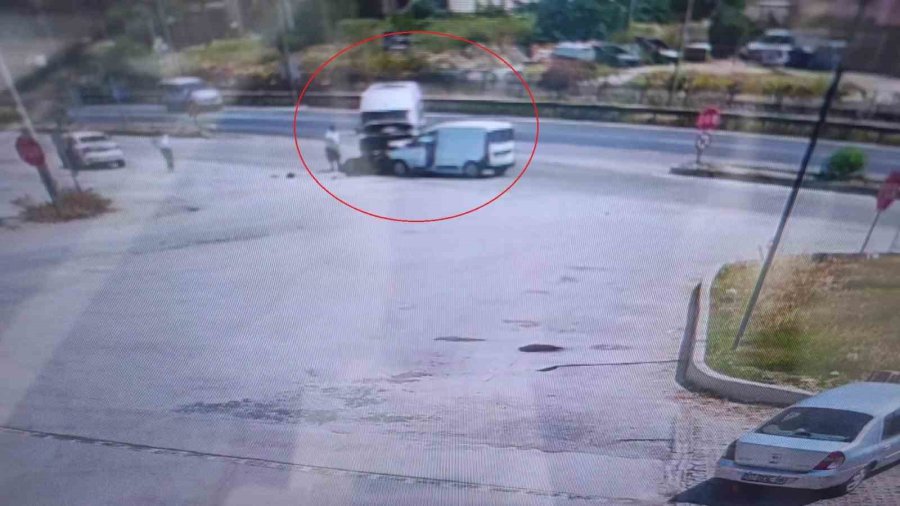 Manavgat’ta Tur Aracı Hafif Ticari Araçla Kafa Kafaya Çarpıştı: 6 Yaralı