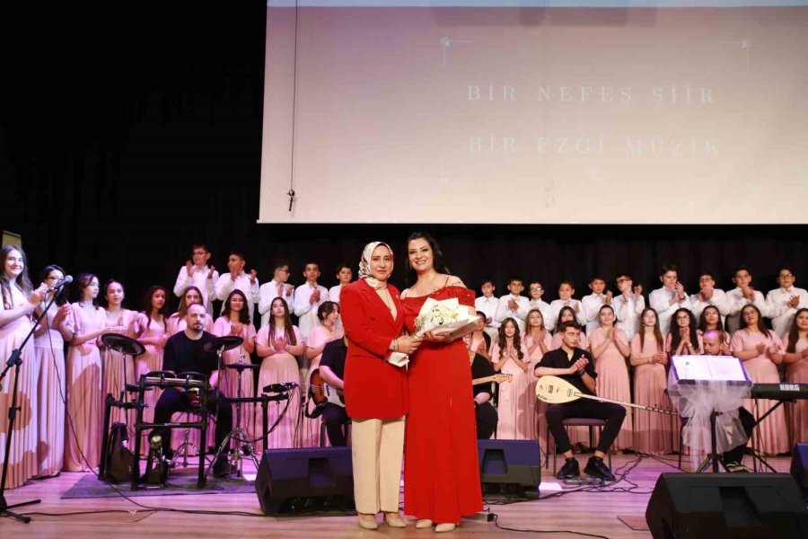 Niğde’de Şiir Ve Müzik Dolu Akşam: ’bir Nefes Şiir, Bir Ezgi Müzik’ Programı Yoğun İlgi Gördü