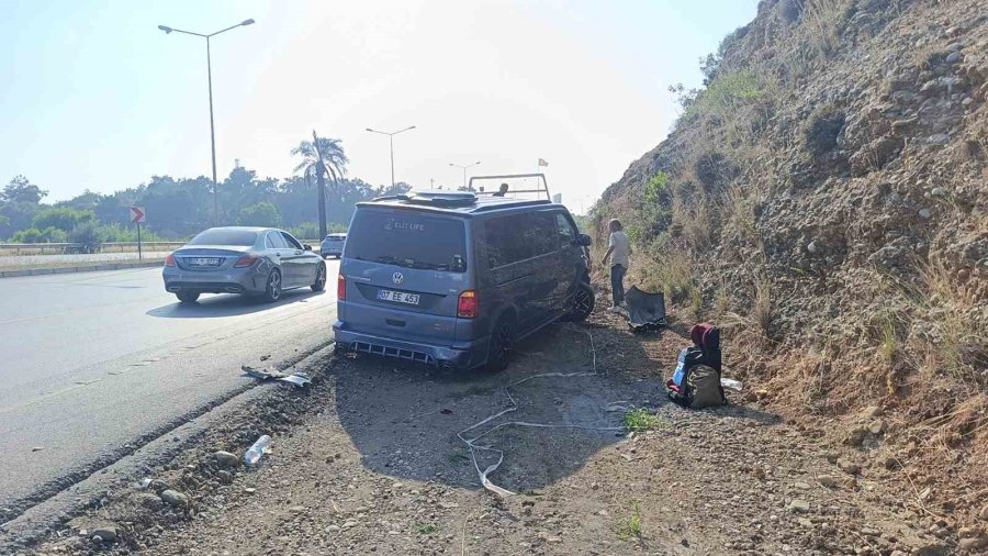 Aynı İstikametteki Araca Çarptıktan Sonra Karşı Şeride Geçip Tur Aracına Çarptı: 3 Yaralı