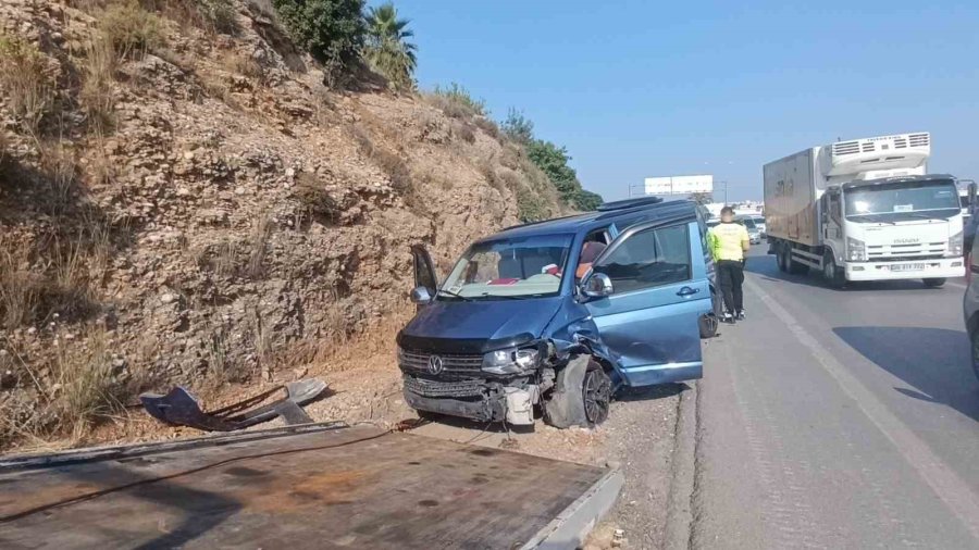 Aynı İstikametteki Araca Çarptıktan Sonra Karşı Şeride Geçip Tur Aracına Çarptı: 3 Yaralı