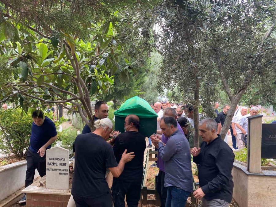 Hayatını Kaybeden Gazeteci Zeki Özer, Son Yolculuğuna Uğurlandı