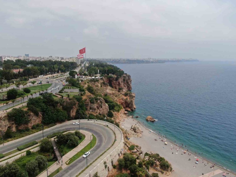 Çit Ve Uyarı Tabelasını Dikkate Almayıp Falezlere Çıkan Gençler Ölüm Atlayışları Yapıyor