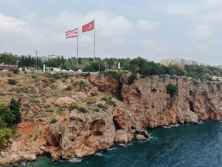 Çit Ve Uyarı Tabelasını Dikkate Almayıp Falezlere Çıkan Gençler Ölüm Atlayışları Yapıyor