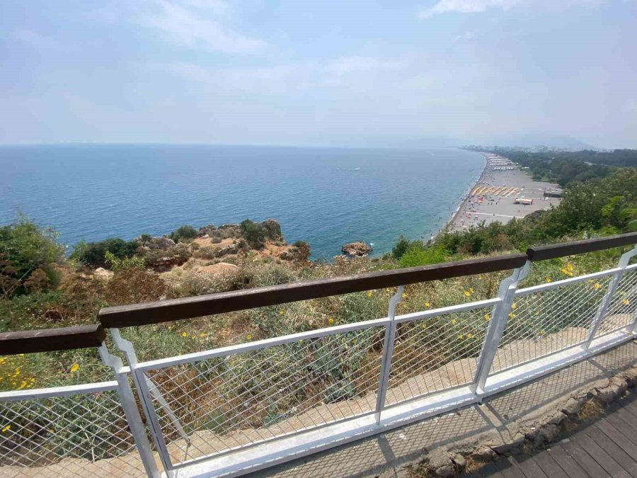 Çit Ve Uyarı Tabelasını Dikkate Almayıp Falezlere Çıkan Gençler Ölüm Atlayışları Yapıyor