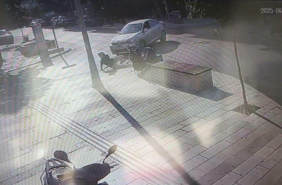 Başını Kaldırıma Çarpan Motosikletli Kask Sayesinde Kazayı Ucuz Atlattı