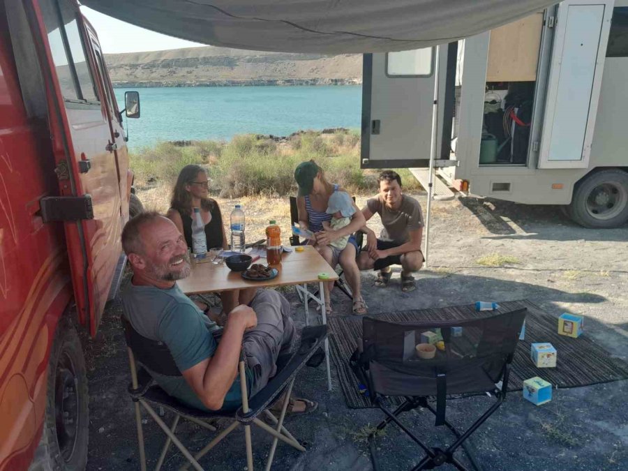 Karapınar’ın Doğal Güzelliği Acıgöl, Yabancı Turistlerin Gözdesi Oldu