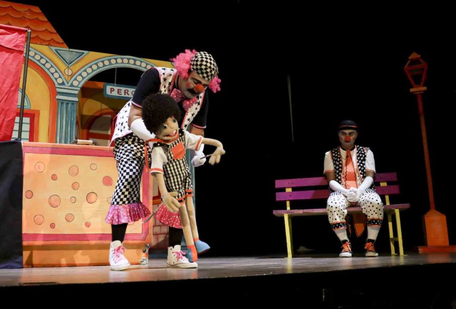 Şehir Tiyatrosu Perdelerini Erdemlili Çocuklar İçin Açtı