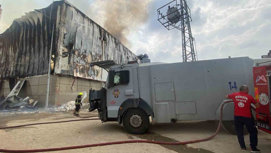 Mersin’de Pamuk Fabrikası Deposunda Yangın, Ekipler Müdahale Ediyor