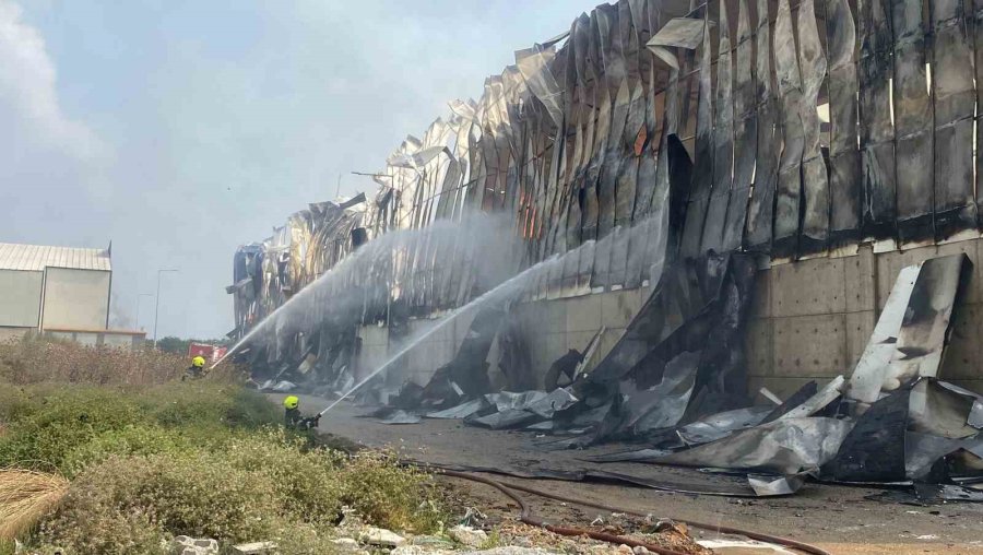 Mersin’de Pamuk Fabrikası Deposunda Yangın, Ekipler Müdahale Ediyor
