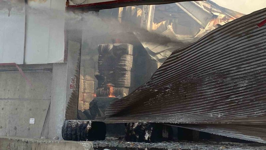 Pamuk Deposundaki Yangın Devam Ediyor, Ekiplerin Müdahalesi Sürüyor