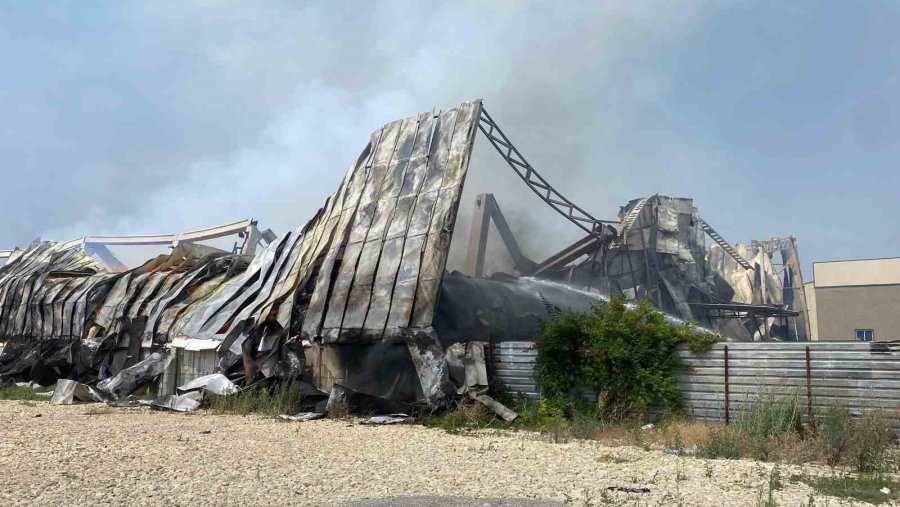 Pamuk Deposundaki Yangın Devam Ediyor, Ekiplerin Müdahalesi Sürüyor