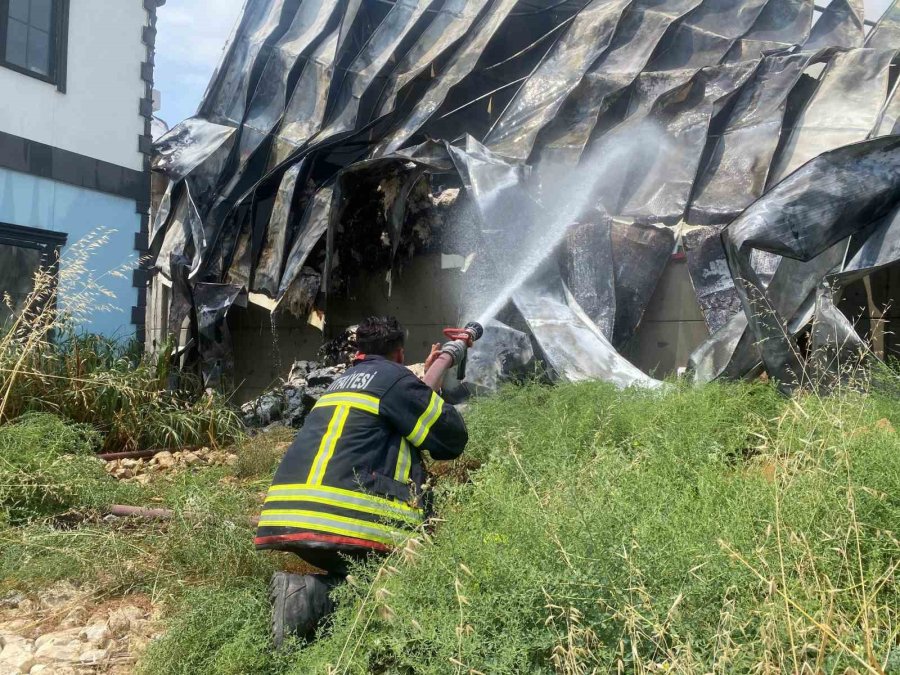 Pamuk Deposundaki Yangın Devam Ediyor, Ekiplerin Müdahalesi Sürüyor