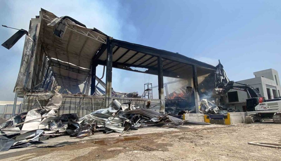 Pamuk Deposundaki Yangın Kontrol Altına Alındı:son Durum Havadan Görüntülendi