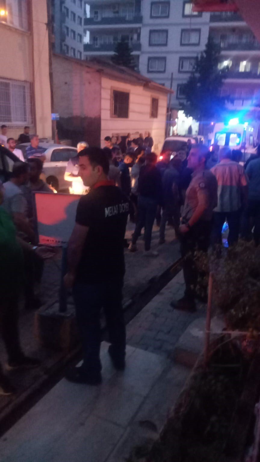 Tarsus’ta Esnaflar Arasında Bıçaklı Kavga: 1 Ölü, 2’si Polis 6 Yaralı