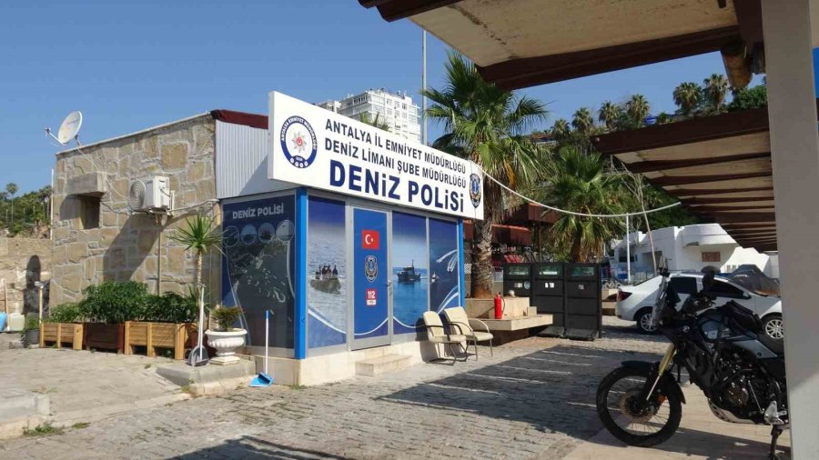 Manzara İzleyen Vatandaşlar Fark Etti, Denizde Erkek Cesedi Bulundu