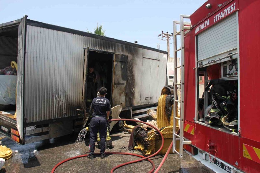 Antalya’da Park Halindeki Kamyon Alev Aldı, İçindeki Otel Animasyon Malzemeleri Yandı