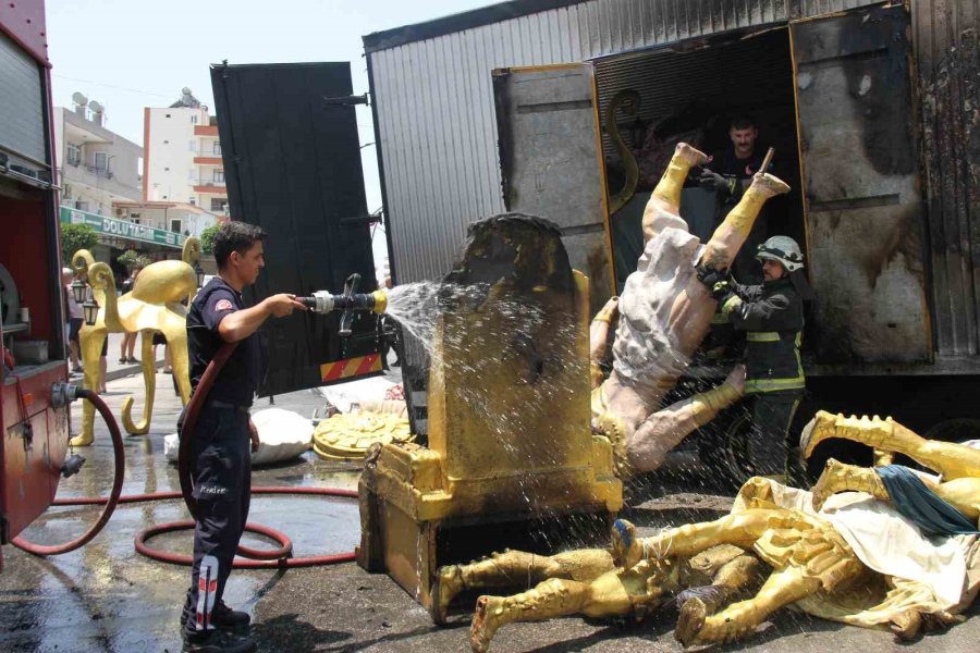 Antalya’da Park Halindeki Kamyon Alev Aldı, İçindeki Otel Animasyon Malzemeleri Yandı