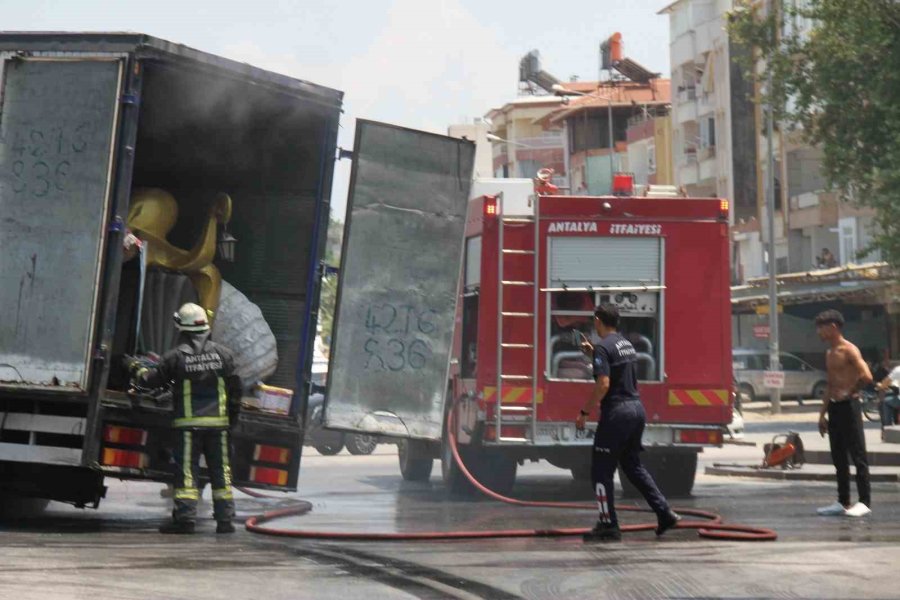 Antalya’da Park Halindeki Kamyon Alev Aldı, İçindeki Otel Animasyon Malzemeleri Yandı