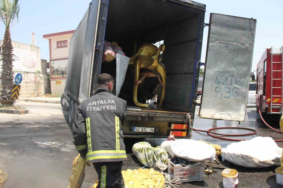 Antalya’da Park Halindeki Kamyon Alev Aldı, İçindeki Otel Animasyon Malzemeleri Yandı
