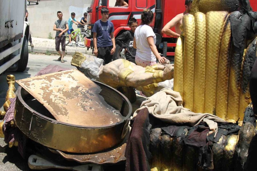 Antalya’da Park Halindeki Kamyon Alev Aldı, İçindeki Otel Animasyon Malzemeleri Yandı