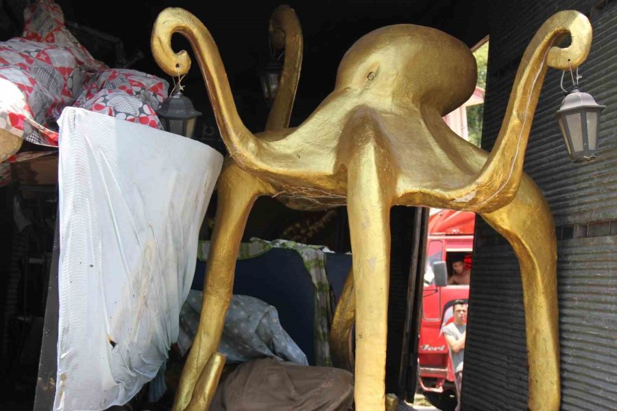 Antalya’da Park Halindeki Kamyon Alev Aldı, İçindeki Otel Animasyon Malzemeleri Yandı