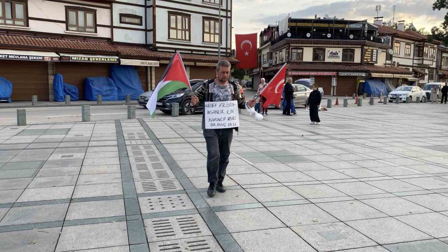 Çocuklarını Bırakıp Çocuklar Ölmesin, Savaş Bitsin Diye Çıktığı Gazze Yürüyüşünde Babalar Günü’nde Konya’ya Ulaştı