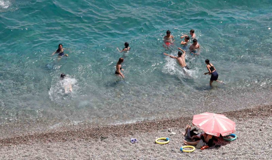 Antalya’da Termometreler 35 Dereceyi Gösterdi, Lgs’den Çıkanlar Denize Koştu