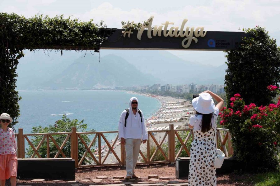 Antalya’da Termometreler 35 Dereceyi Gösterdi, Lgs’den Çıkanlar Denize Koştu