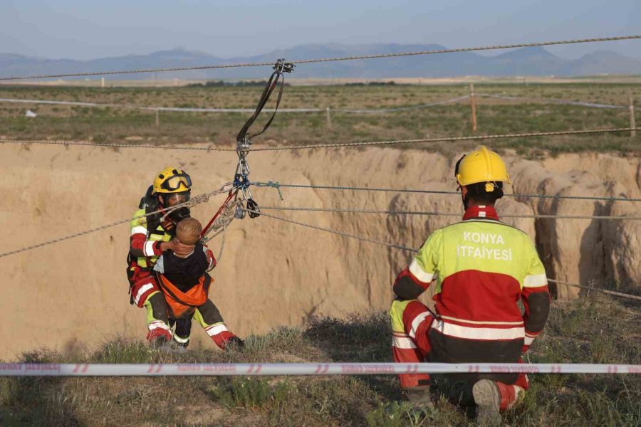 Konya İtfaiyesinin 30 Metrelik Obruktaki Kurtarma Tatbikatı Nefes Kesti