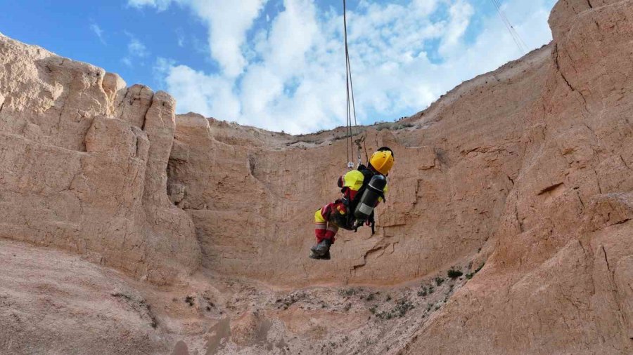 Konya İtfaiyesinin 30 Metrelik Obruktaki Kurtarma Tatbikatı Nefes Kesti