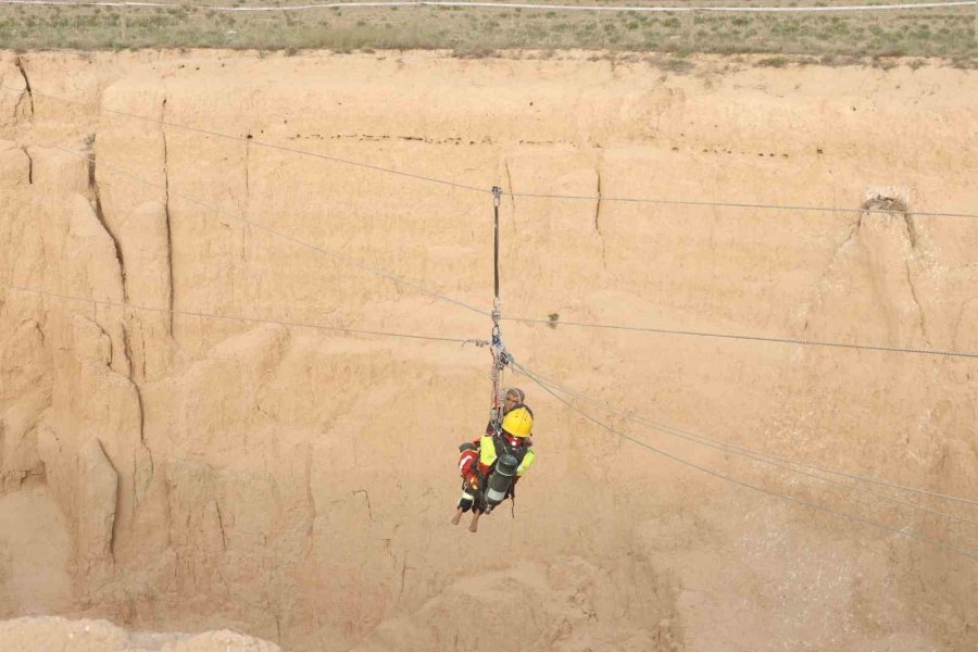 Konya İtfaiyesinin 30 Metrelik Obruktaki Kurtarma Tatbikatı Nefes Kesti