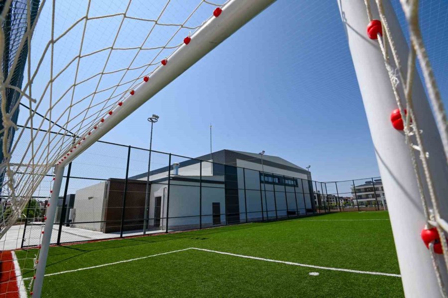 Ahmet Çalık Kapalı Spor Salonu Ve Suni Çim Sahası’nın Yapımı Tamamlandı