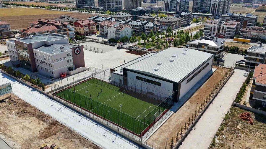 Ahmet Çalık Kapalı Spor Salonu Ve Suni Çim Sahası’nın Yapımı Tamamlandı